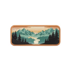 Puede incluir: Un parche rectangular bordado que presenta una escena de paisaje con pinos de color verde oscuro en primer plano, picos de montañas de color verde claro al fondo y un río sinuoso que fluye por el centro bajo un cielo naranja pálido.