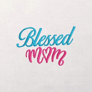 Peut inclure: Tissu blanc avec les mots brodés "Blessed Mom" en bleu sarcelle et rose. Le mot "Blessed" est en écriture cursive, et "Mom" est dans une police stylisée avec une forme de cœur.