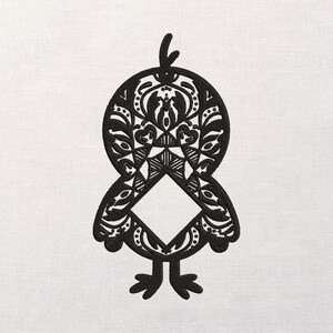 Puede incluir: Diseño de pájaro negro estilizado con intrincados patrones florales y geométricos. El pájaro tiene un cuerpo redondeado, una cabeza pequeña con una parte superior curva y pies pequeños. El diseño está centrado en un fondo blanco.