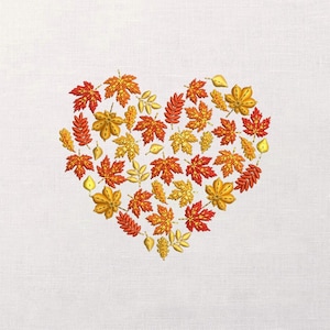 Pode incluir: Um design em forma de coração composto por folhas de outono bordadas em tons de vermelho, laranja e dourado. As folhas são dispostas sobre um fundo branco, criando um padrão sazonal inspirado na natureza.