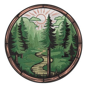 Op de afbeelding: Geborduurde patch met een boslandschap in een cirkelvormige lijst. Het ontwerp omvat groene dennenbomen, een kronkelend pad, een ondergaande zon en wolken. De rand is donkerbruin.