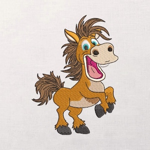 Pode incluir: Desenho de bordado de um cavalo de desenho animado. O cavalo é marrom com um focinho bronzeado e uma língua rosa. Possui uma crina e cauda marrons e está em pé sobre as patas traseiras com uma expressão feliz. Em um fundo branco.