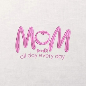 Könnte beinhalten: Rosa gestickter Text auf weißem Hintergrund. Das Wort "MOM" ist in einer Schreibschrift, mit einem Herz, das das "O" ersetzt. Darunter steht der Text "mode all day every day".