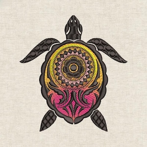 Può includere: Ricamo di un design di tartaruga marina con contorno nero e dettagli intricati. Il guscio della tartaruga presenta un design mandala centrale nei toni del giallo, arancione e rosa. Lo sfondo è un tessuto beige neutro.