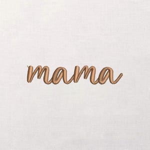 Puede incluir: Primer plano de la palabra "mama" bordada en cursiva con hilo marrón claro. El texto está centrado sobre un fondo de tela blanca texturizada.