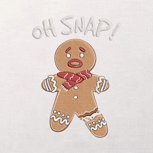Könnte beinhalten: Gestickter Lebkuchenmann mit rotem Schal und dem Text "OH SNAP!". Der Lebkuchenmann hat ein gebrochenes Bein und einen betrübten Gesichtsausdruck, mit weißen Zuckergussdetails. Auf weißem Stoffhintergrund.