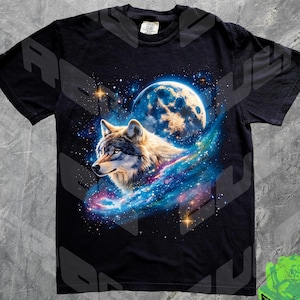 Puede incluir: Camiseta negra con un lobo aullando a la luna en un estampado de galaxia. El lobo es gris y blanco, y la luna es azul y blanca. La galaxia es una mezcla de azul, morado y rosa.