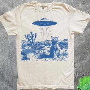 Cowboy Katze UFO Shirt, Komfortfarben, Retro Vintage T-Shirt, Siebdruck, Kätzchen, Katzenliebhaber, lustiges Gag-Geschenk-T-Shirt, Meme-Shirt, Geschenk für sie Bild 1
