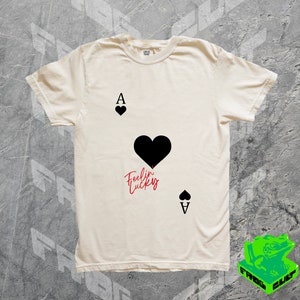 Camisa Feelin Lucky Vegas, cores confortáveis, coquete vintage dos anos 90, camiseta de cartas de jogar da sorte, presente para amantes de pôquer, jogos de azar, ás de copas, sorte você