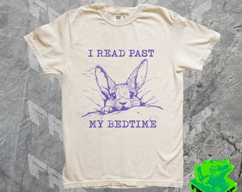 Ik las voor het slapengaan Vintage konijntje grafisch tshirt, lezer cadeau, leesgrage, boekenliefhebber T-shirt, Booktok, memeshirt, lezen, troostkleuren