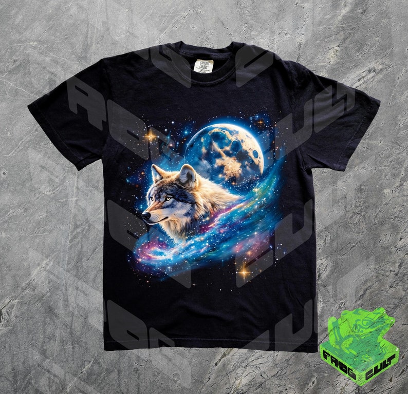 Puede incluir: Camiseta negra con un lobo aullando a la luna en un estampado de galaxia. El lobo es gris y blanco, y la luna es azul y blanca. La galaxia es una mezcla de azul, morado y rosa.