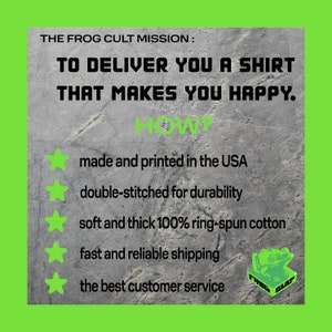 Puede incluir: Un gr&aacute;fico con un fondo gris y texto blanco que dice "THE FROG CULT MISSION: TO DELIVER YOU A SHIRT THAT MAKES YOU HAPPY. HOW?" Cinco estrellas blancas con contornos negros est&aacute;n listadas debajo del texto. Cada estrella va seguida de una descripci&oacute;n de la misi&oacute;n de la empresa: "made and printed in the USA", "double-stitched for durability", "soft and thick 100% ring-spun cotton", "fast and reliable shipping", y "the best customer service". Un logotipo de rana verde con las palabras "FROG CULT" est&aacute; en la esquina inferior derecha.
