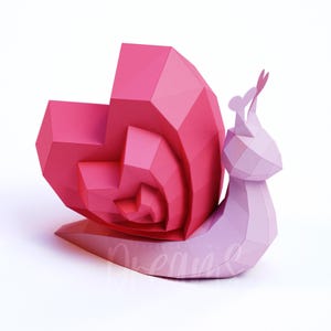 Może przedstawiać: Różowo-fioletowy ślimak z papieru z muszlą w kształcie spirali. Ślimak jest wykonany z papieru złożonego i ma efekt 3D.