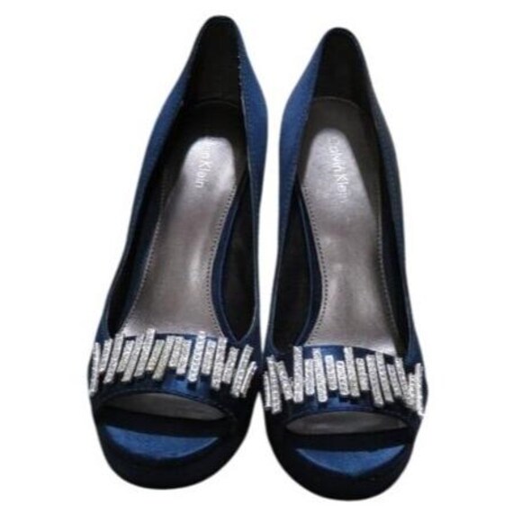 Zapatos de tacón peep toe con adornos de joyas y satén de seda