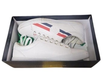 Zapatillas Tommy Hilfiger Lindee de piel blanca con rayas azules y rojas, talla 9
