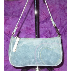 Coach 2002 Zeldzame vondst babyblauwe suède demi baguettetas met hartstiksels