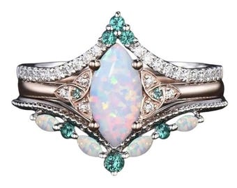 Opale de feu d'Éthiopie taille marquise avec moissanite et émeraudes dans un noeud celtique