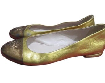 Taryn Rose Gold Metallic Italian Leather Rose Embossed capped toe flats size 8