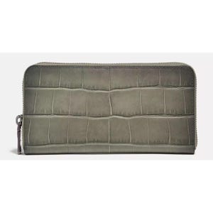 Cartera larga con cremallera y estampado de cocodrilo en color gris de Coach