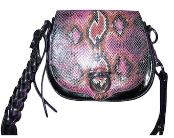 Borsa a tracolla Rebecca Minkoff in pelle vegana con stampa pitone, colore rosa e nero.