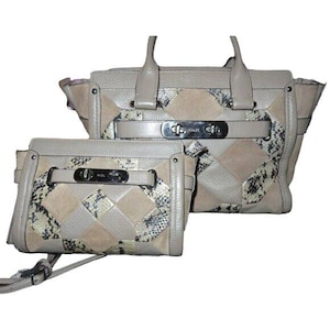 Puede incluir: Dos bolsos beige con diseño de patchwork. Las bolsas presentan una combinación de cuero liso, ante y paneles con estampado de piel de serpiente. Cada bolso tiene un asa superior, un cierre metálico y una correa para el hombro.