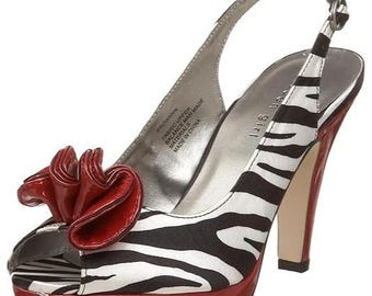 Steve Madden Y2K Madden Girl Krownnn Rote Heels & Zebra Gestreifte Peep Toe Slingback Heels