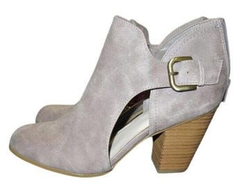 Fergalicious by Fergie Palmer マイクロ スエード バックル アンクル チェルシー ブーツ ブーティ 9.5