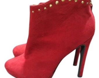 Mossimo Stivaletti alla caviglia con tacco alto in camoscio rosso acceso e borchie, taglia 9