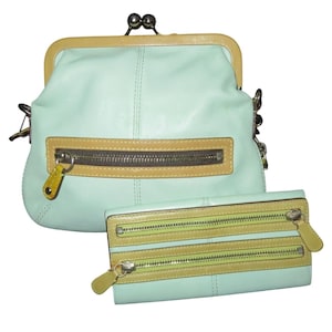 Bolso Coach Y2K Bonnie Brass Kisslock de piel flor verde espuma de mar y cartera a juego