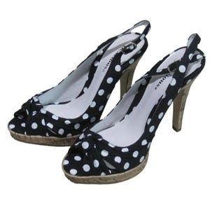 Deliciosos zapatos de tacón de corcho con tiras, adornados con lazo y estampado de lunares azul marino y blanco.