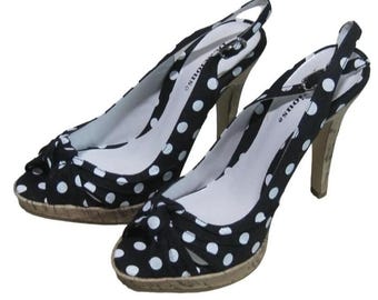 ネイビーとホワイトのドット柄生地を使用した、リボン飾りの付いたストラップ付きコルクヒールのスリングバックシューズ