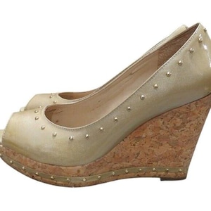 Sandalias de tacón con cuña y puntera abierta de corcho con tachuelas estilo vintage de Antonio Melani, color tostado, beige y topo, talla 9