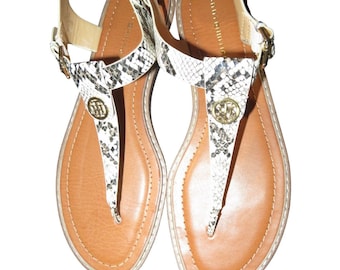 Tommy Hilfiger Bennia Creme Snakeskin Geprägte Leder Medaillon Riemen Sandalen