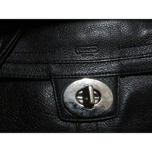 COACH Hampton 15694 zwarte leren handtas met klep en klep met klep en sluiting afbeelding 7