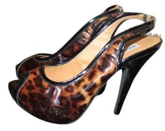 Sandali con plateau e cinturino posteriore Steve Madden stile Y2K in pelle verniciata con stampa leopardata, taglia 6.5