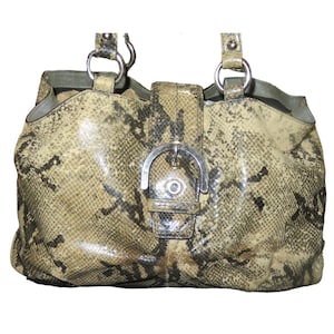 Bolsa Coach Soho em couro exótico com relevo, alça com fivela e fecho de pressão. Linda bolsa!