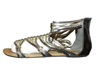 Sandalias planas estilo gladiador con tiras y cremallera trasera, color dorado y plateado metalizado, talla 8