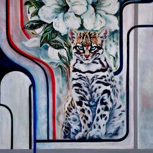 Könnte beinhalten: Ölgemälde eines gefleckten Ozelots mit blauen Augen, vor dem Hintergrund großer weißer Blumen und abstrakter Linien in Rot, Blau und Schwarz. Das Kunstwerk hat eine Vintage-Ästhetik.