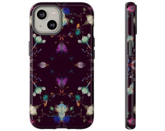 Puede incluir: Funda de teléfono morada oscura con un estampado floral. El diseño presenta flores coloridas en tonos de azul, verde, morado y blanco. La funda tiene un acabado brillante y un recorte para la cámara.
