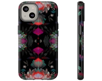 Puede incluir: Funda de teléfono negra con diseño floral. La funda presenta un patrón simétrico de flores rosas, rojas y verdes sobre un fondo negro. La vista lateral muestra el perfil delgado de la funda.
