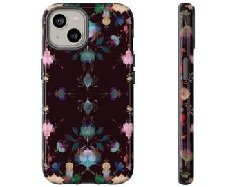 Puede incluir: Una funda para smartphone con un fondo marrón oscuro y un patrón floral repetido en tonos rosa, azul y verde. La funda tiene un acabado brillante y un recorte para la cámara. También se ve la vista lateral de la funda.