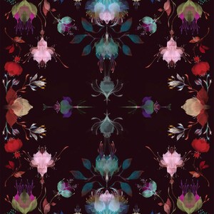 Op de afbeelding: Een symmetrisch bloemenpatroon op een donkere achtergrond. Het ontwerp toont bloemen in roze, blauwe, groene en rode tinten. De bloemen zijn in een gespiegelde lay-out gerangschikt, waardoor een evenwichtige en artistieke compositie ontstaat. De algehele esthetiek is elegant en botanisch.