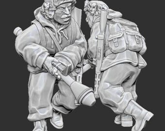 Könnte beinhalten: Graustufen-3D-Rendering von zwei Soldaten in Winterausrüstung. Ein Soldat hält eine Panzerfaust, der andere ein Gewehr und einen Rucksack. Beide Figuren tragen Pelzmützen und schwere Mäntel, was auf eine kalte Umgebung hindeutet.