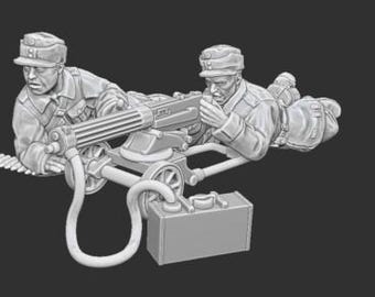 Könnte beinhalten: Zwei Figuren in Militäruniform bedienen ein Maschinengewehr. Das Gewehr ist auf einem Stativ montiert und hat einen langen Lauf mit einem Munitionsgurt. Die Figuren tragen Helme und haben ernste Gesichtsausdrücke.