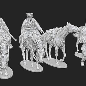 Puede incluir: Cuatro figuras en miniatura pintadas de gris de soldados a caballo. Los soldados llevan sombreros y uniformes. Los caballos están de pie sobre bases.