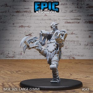 Op de afbeelding: Een grijze, gedetailleerde miniatuur van een monstrueus wezen met een mechanisch been en een wapen. Het wezen staat op een zwarte basis. BASE SIZE: LARGE (51MM) #043