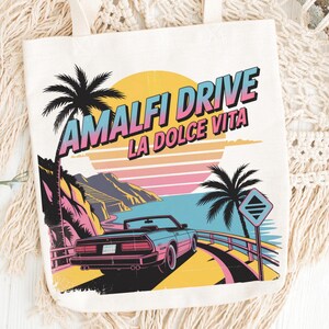 Amalfi Drive La Dolce Vita PNG, Impressão Vintage de Sublimação de Verão Italiano, Barcos de Férias na Itália PNG, Costa Amalfitana PNG, Positano, Vida Marinha