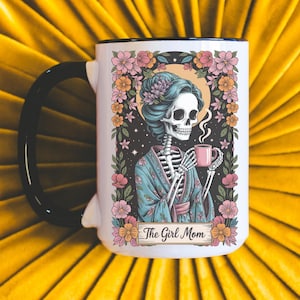Carta dei Tarocchi "La Mamma della Ragazza" in formato PNG, Scheletro Donna Divertente per la Festa della Mamma in Sublimazione, File DTF per Maglietta e Tazza "Teschio Mamma Caffè Satira", Design Digitale