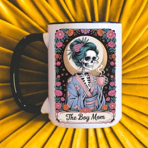 Carta dei Tarocchi "The Boy Mom" in formato PNG, Scheletro di donna divertente per la festa della mamma, File DTF per maglietta e tazza "Skull Mama Coffee Satire", Design digitale