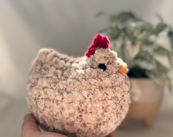 Huhn Häkeltier l handgemachtes Plüschtier Ammigurumi l Hühnchen Stofftier l weich flauschig I Mabel Chicken